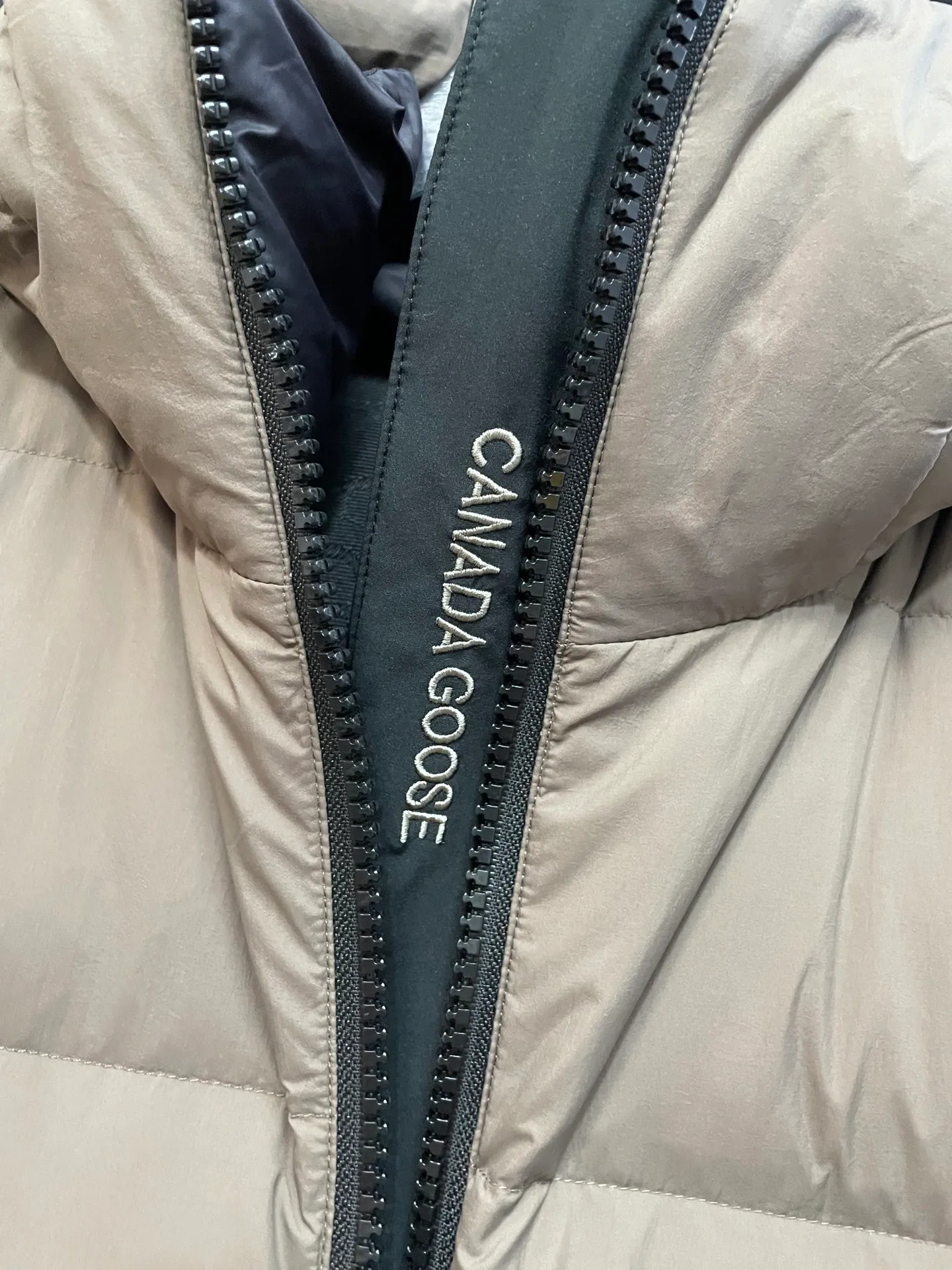 P860 Ouyang Nana second generation Canad goose black label down jacket is a must-have goose black label down jacket in the outerwear industry! The latest designer styles! The goose down jacket has always been a popular element of fashion and is loved by experts from all walks of life! Fashionable hooded cut, high-end customer-supplied fine goose down, high resilience, smooth zipper, strong and firm. Pockets on both sides can store small items, free your hands, and you can go out without worries. It can also meet the need of putting your hands in your pockets👏👏Produced by Big Goose, it can be used as a group uniform by many celebrities. This down jacket uses a double-layer anti-down lining design, which has strong windproof performance and will be very warm in winter! New standard 90% goose down filling, high fluffiness, windproof hooded design. When walking outdoors, pull the collar to the highest position, put your hands in the pockets and it will be very warm. It can be easily controlled by all body types! The interior is equipped with an elastic snow skirt design for better wrapping. The simple and neat style design highlights the masculine temperament. The impeccable style is classic and never goes out of style. It is warm and practical, and it is versatile! You can enter with your eyes closed!    Size: XS-XXL